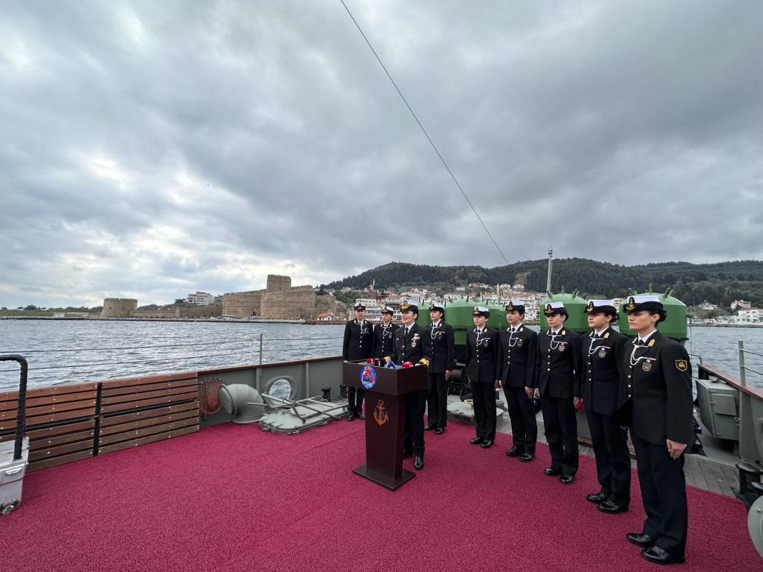 İlk kadın amirali Gökçen Fırat Deniz Harp Okulu öğrencileriyle TCG Nusret'te buluştu - Resim: 1